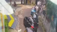 Insiden tabrakan mobil di Simpang Lima BTN, Kota Ternate, Sabtu, (6/9/2025). Si penabrak diminta ganti rugi sebesar Rp 30 juta lebih. (RadarFoto/tangkapan layar rekaman CCTV)